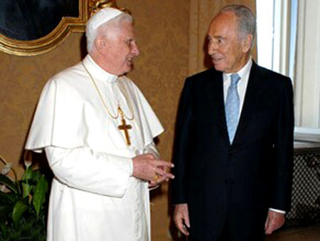 Benedict speaking with the Israeli prime-minister Shimon Peres